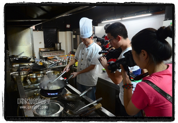 此次攝制組通過(guò)拍攝婺源代表名菜糊豆腐、粉蒸肉、荷包紅魚(yú)、賽鵝頸及地方小吃清明果、灰汁果、糯米子糕等來(lái)詮釋婺源美食經(jīng)典，展示婺源食文化，打造獨(dú)屬婺源的美食符號(hào)。