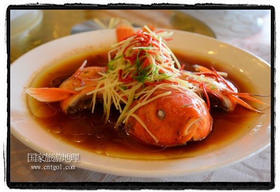 此次攝制組通過(guò)拍攝婺源代表名菜糊豆腐、粉蒸肉、荷包紅魚(yú)、賽鵝頸及地方小吃清明果、灰汁果、糯米子糕等來(lái)詮釋婺源美食經(jīng)典，展示婺源食文化，打造獨(dú)屬婺源的美食符號(hào)。