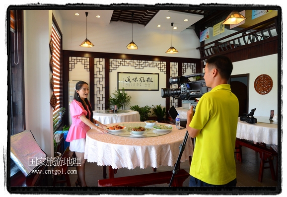 此次攝制組通過(guò)拍攝婺源代表名菜糊豆腐、粉蒸肉、荷包紅魚(yú)、賽鵝頸及地方小吃清明果、灰汁果、糯米子糕等來(lái)詮釋婺源美食經(jīng)典，展示婺源食文化，打造獨(dú)屬婺源的美食符號(hào)。