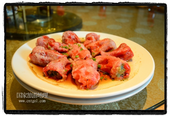 此次攝制組通過(guò)拍攝婺源代表名菜糊豆腐、粉蒸肉、荷包紅魚(yú)、賽鵝頸及地方小吃清明果、灰汁果、糯米子糕等來(lái)詮釋婺源美食經(jīng)典，展示婺源食文化，打造獨(dú)屬婺源的美食符號(hào)。