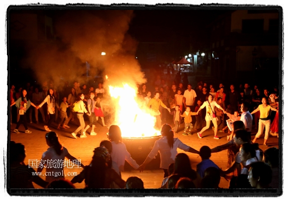 甘肅平?jīng)鍪嗅轻脊沛?zhèn)舉辦了篝火晚會，1000余名市民參與其中，大家載歌載舞，在歡快熱鬧的氣氛中為每一位父親送祝福。父親節(jié)（Father's Day），顧名思義是感恩父親的節(jié)日。約始于二十世紀(jì)初，起源于美國，現(xiàn)已廣泛流傳于世界各地，節(jié)日日期因地域而存在差異。
