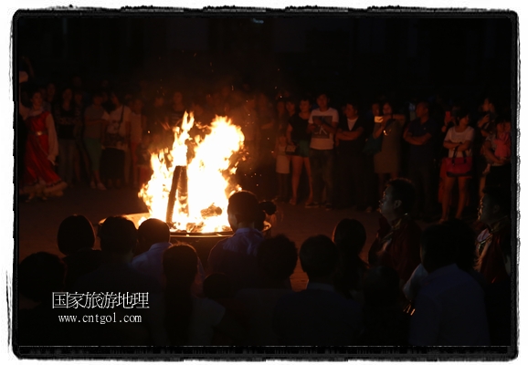 甘肅平?jīng)鍪嗅轻脊沛?zhèn)舉辦了篝火晚會，1000余名市民參與其中，大家載歌載舞，在歡快熱鬧的氣氛中為每一位父親送祝福。父親節(jié)（Father's Day），顧名思義是感恩父親的節(jié)日。約始于二十世紀(jì)初，起源于美國，現(xiàn)已廣泛流傳于世界各地，節(jié)日日期因地域而存在差異。