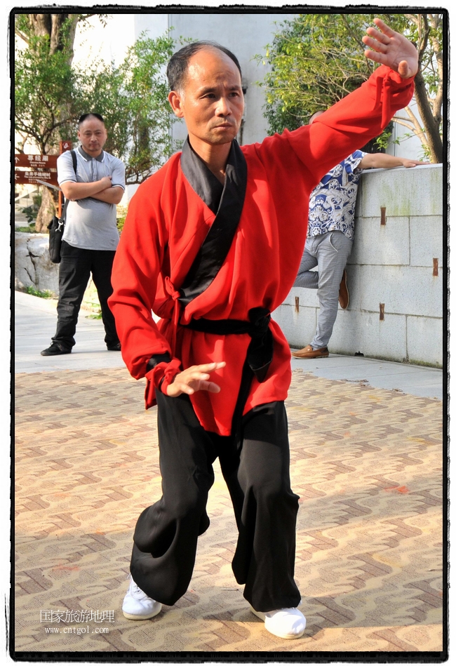 6月20日，小朋友們和中國武術愛好者們在江西省婺源縣熹園景區(qū)表演中國傳統(tǒng)的中國武術功夫，吸引許多游人前來駐足觀看。當日是中國傳統(tǒng)的端午節(jié)，江西省婺源縣的中國武術愛好者們通過表演中國武術功夫，打太極，表演了少林棍、硬氣功、自選拳等少林寺功夫，讓孩子們從小學習中國武術，傳承中國武德，感受先人過端午的氛圍。