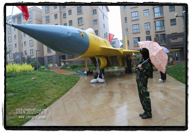 小區(qū)突然出現(xiàn)“飛機坦克”，其中殲15艦載戰(zhàn)斗機一架、99式主戰(zhàn)坦克一輛、武直-10武裝直升機一架，吸引了眾多市民雨中圍觀、合影。