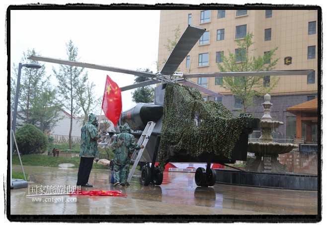 小區(qū)突然出現(xiàn)“飛機坦克”，其中殲15艦載戰(zhàn)斗機一架、99式主戰(zhàn)坦克一輛、武直-10武裝直升機一架，吸引了眾多市民雨中圍觀、合影。