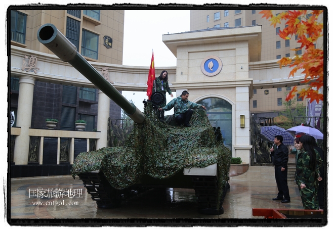 小區(qū)突然出現(xiàn)“飛機坦克”，其中殲15艦載戰(zhàn)斗機一架、99式主戰(zhàn)坦克一輛、武直-10武裝直升機一架，吸引了眾多市民雨中圍觀、合影。