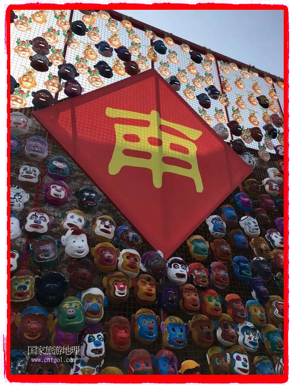 中國規(guī)模最大的猴面具彩繪在南潯古鎮(zhèn)展示。猴子真是今年最紅的動物。 