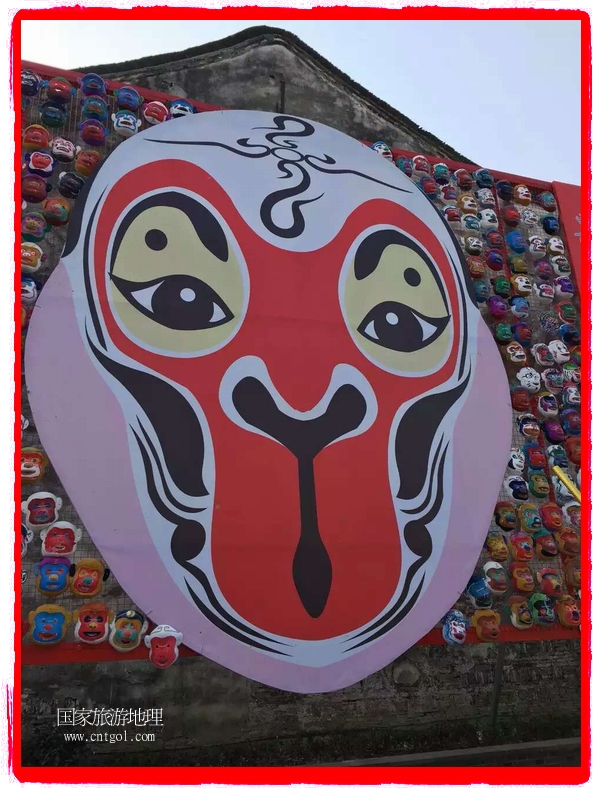 中國規(guī)模最大的猴面具彩繪在南潯古鎮(zhèn)展示。猴子真是今年最紅的動物。 