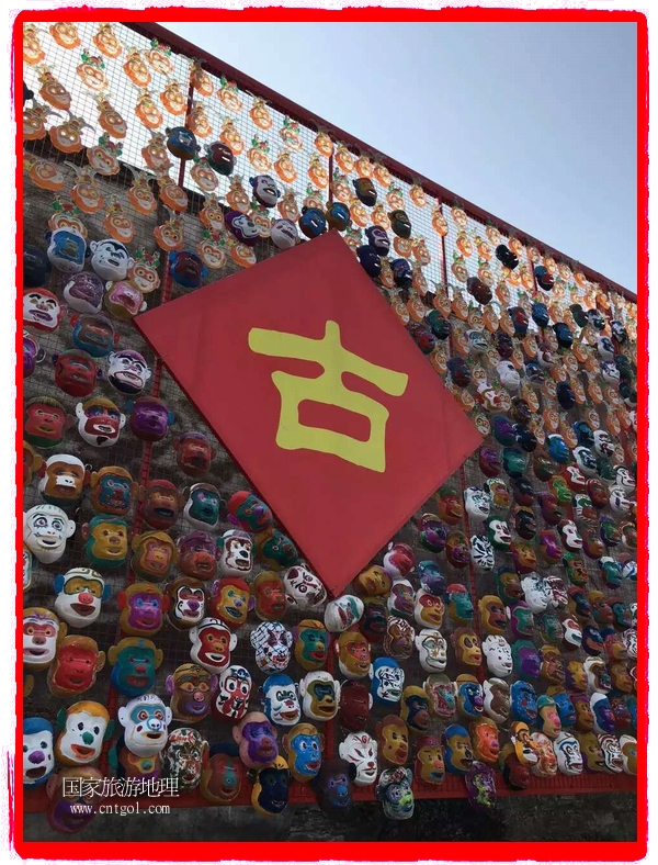 中國規(guī)模最大的猴面具彩繪在南潯古鎮(zhèn)展示。猴子真是今年最紅的動物。 