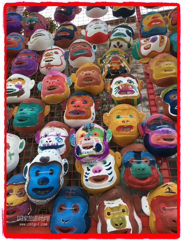 中國規(guī)模最大的猴面具彩繪在南潯古鎮(zhèn)展示。猴子真是今年最紅的動物。 
