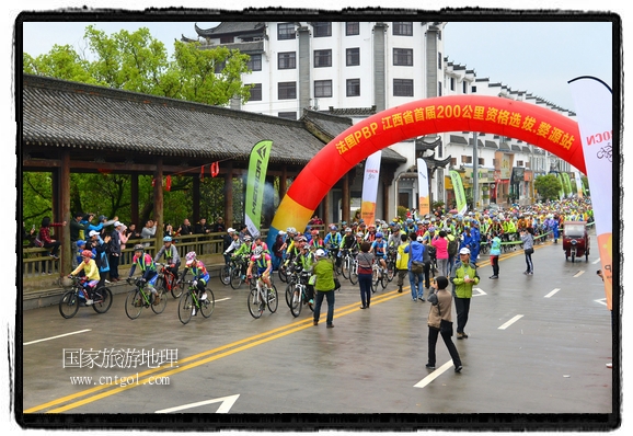 來自江西、安徽、浙江、福建等省市近千名選手參加了比賽，婺源賽道沿途的秀美風(fēng)光和徽派古村落，給參賽選手留下美好的印象。