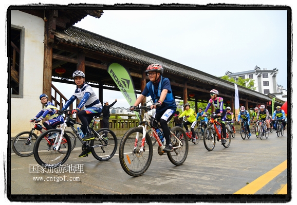 來自江西、安徽、浙江、福建等省市近千名選手參加了比賽，婺源賽道沿途的秀美風(fēng)光和徽派古村落，給參賽選手留下美好的印象。