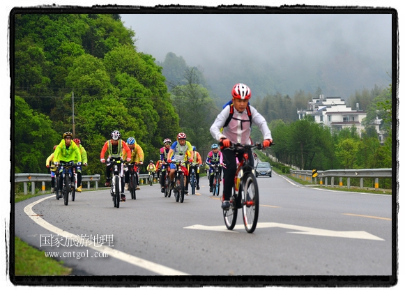 來自江西、安徽、浙江、福建等省市近千名選手參加了比賽，婺源賽道沿途的秀美風(fēng)光和徽派古村落，給參賽選手留下美好的印象。