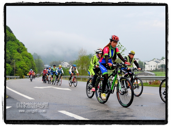 來自江西、安徽、浙江、福建等省市近千名選手參加了比賽，婺源賽道沿途的秀美風(fēng)光和徽派古村落，給參賽選手留下美好的印象。