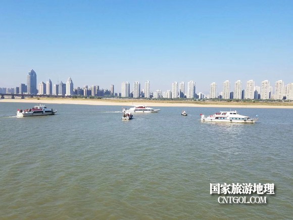 江西開展呵護(hù)一湖清水，嚴(yán)厲打擊非法采砂行動(dòng)（圖）